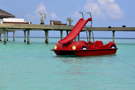 马尔代夫红色踏板滑行船