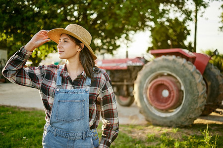 农场、拖拉机和戴帽子的妇女在大自然或田间种植食物、水果和蔬菜。