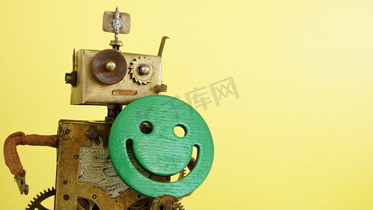 机器人举着笑脸。