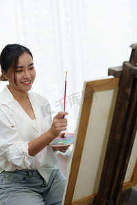 一位亚洲女性在业余时间设计艺术的肖像。