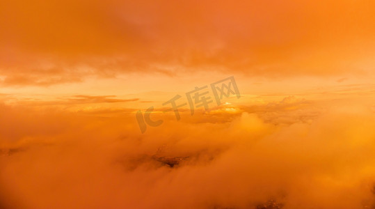 海洋模糊摄影照片_红色燃烧的日落在海上与岩石火山悬崖。
