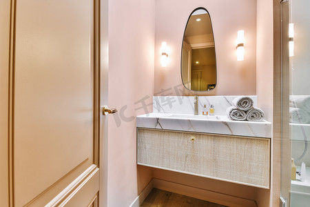 桃色墙壁和大理石台面的豪华洗手间
