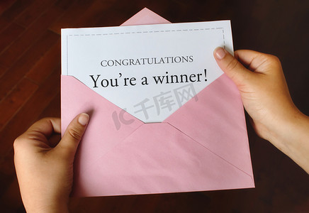一封信，上面写着“恭喜您成为赢家！”
