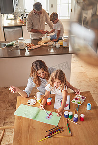 家庭、母亲和女孩在家里从上面学习绘画和教育。