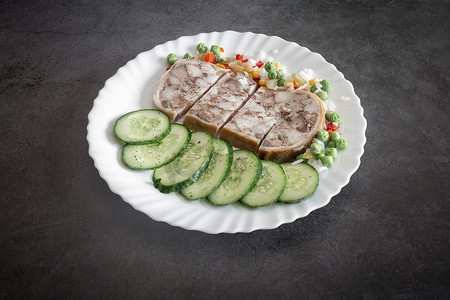 肉类开胃菜：猪肚，里面塞满了肉和猪油。