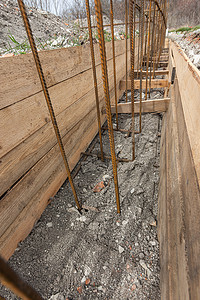 平开门强化摄影照片_低层住宅浅埋条形基础加固，沟槽覆土