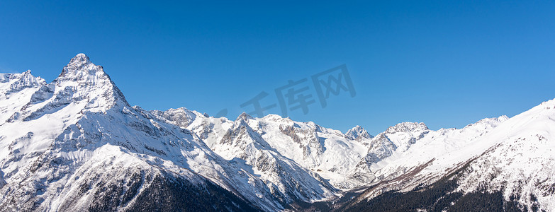 俄罗斯高加索地区冬季雪山全景，蓝天