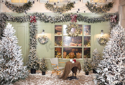 圣诞室外摄影照片_圣诞咖啡馆面包店的雪装饰