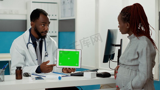 健康专家在平板电脑上显示水平绿屏