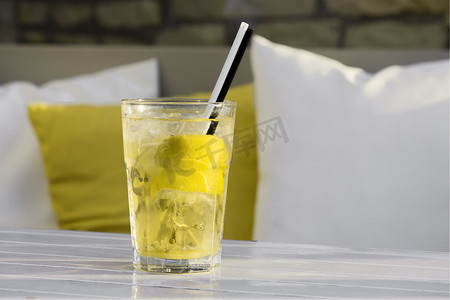 桌子上低玻璃杯中的黄色莫吉托鸡尾酒