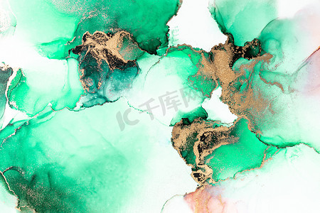 纸上大理石液体水墨艺术画的绿色金色抽象背景。