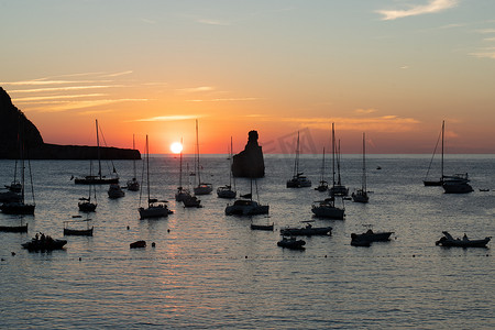 卡拉贝尼拉斯的夏日日落与停泊的船只