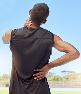 受伤的运动员，颈部和背部肌肉从后面酸痛。