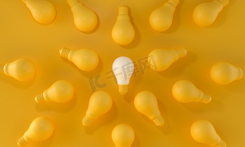 灯泡在黄色背景下从人群中脱颖而出。