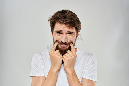 情绪化的大胡子男人特写面部表情工作室生活方式