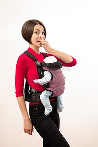 婴儿装让年轻的母亲和婴儿在不符合人体工程学的背带中感到困惑。