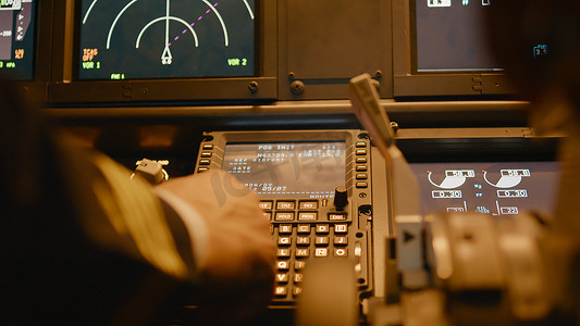 坐标仪摄影照片_机长在客舱仪表板上插入目的地坐标