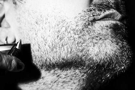胡须图片摄影照片_理发师剪胡子，黑白图片