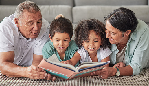 祖父母摄影照片_家庭、书籍和孩子在家里与祖父母在地板上阅读发展成长。