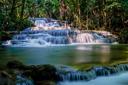 长时间曝光异国情调的美丽热带雨林瀑布新鲜的绿松石瀑布在国家公园的怀梅卡明瀑布森林深处美丽的景观瀑布。