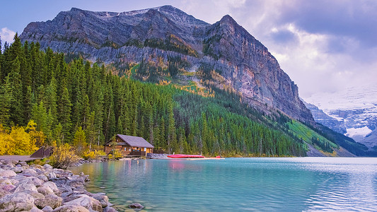 路易斯湖加拿大落基山脉班夫国家公园，标志性路易斯湖美丽的秋景