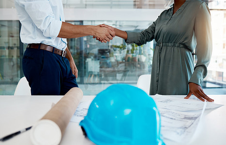 工程师与成功的商业客户的架构、握手和感谢握手。