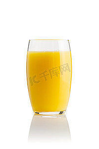 橙汁玻璃，隔离在白色。