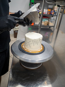厨师蛋糕用抹刀和餐具平滑磨砂蛋糕与奶油