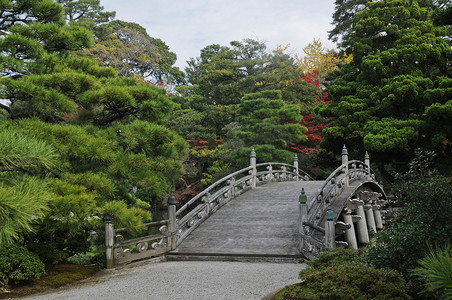 秋天人摄影照片_老日本皇家石桥在秋天