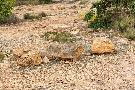 地面由黄土质地、湿砾石和粘土组成