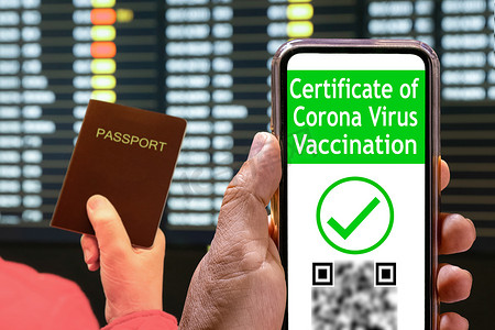 手机上的数字 Covid 疫苗接种证书或疫苗护照。