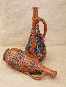 两个古老的棕色陶瓷瓶