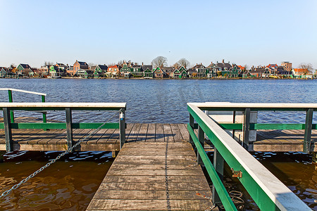 河边的阿姆斯特丹镇，拥有色彩缤纷的房屋和木制港口，旅游报告文学