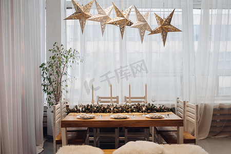 圣诞节餐桌摄影照片_有装饰冷杉树枝的餐桌。