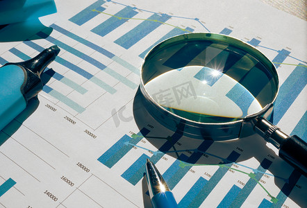 年终总结财务部摄影照片_用于审计的财务图表、图表和放大镜。