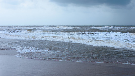 海浪冲击海底。