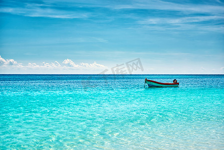 儿童天安门摄影照片_阳光明媚的日子里，加勒比海的小船。