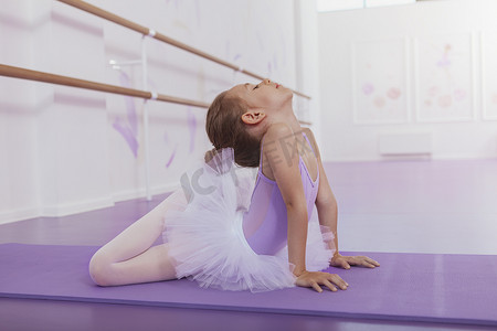 可爱的芭蕾舞小女孩在舞蹈学校锻炼