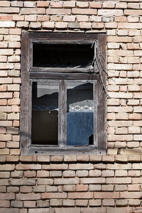 砖墙上旧破窗的细节