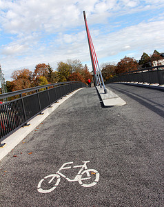 线条城市摄影照片_骑自行车的人道路标志牌上写
