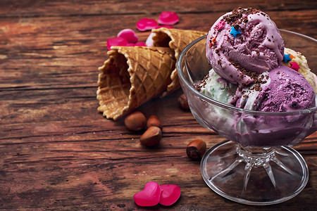 水果冰激凌摄影照片_碗里的水果冰淇淋