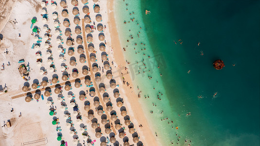 希腊萨索斯岛著名大理石海滩的顶部鸟瞰图
