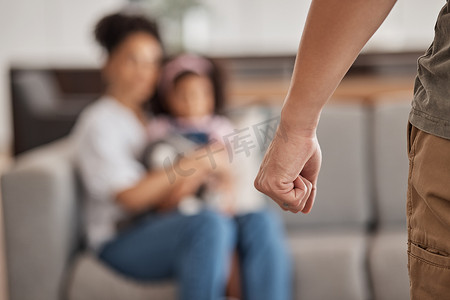 在家庭或客厅沙发上对家庭、妇女和儿童进行男人、拳头和家庭虐待。