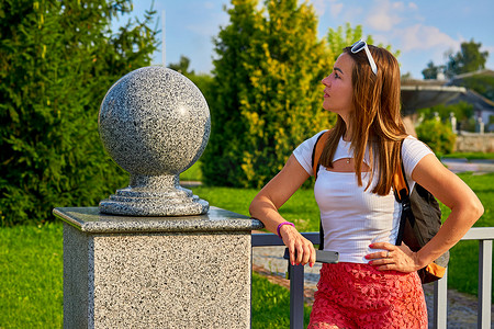 年轻女子旅游观光在一个温暖的夏日。花岗岩球。