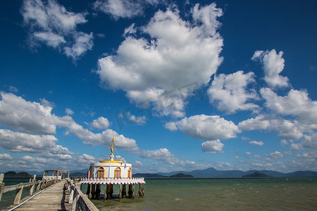 白色云海摄影照片_寺庙在美丽的云海和蓝天的衬托下映入大海。