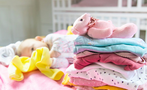 婴儿的衣服和玩具散落一地。
