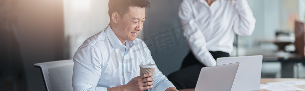 后台运维系统摄影照片_亚洲商人喝咖啡，与后台同事一起在笔记本电脑上工作