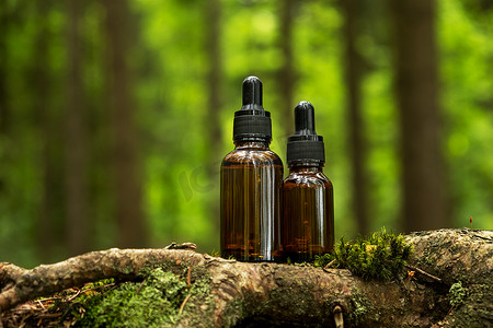 化妆品容器位于天然森林背景上。