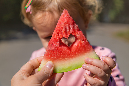 夏天孩子吃西瓜。