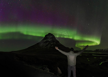 冰岛的极光和 Kirkjufell 又名教堂山